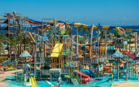 Kolorowy aquapark z mnóstwem zjeżdżalni i wodnych atrakcji dla dzieci. Idealne miejsce na letnie szaleństwo!