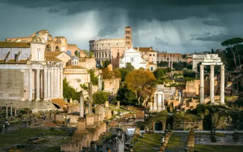 Ruiny Forum Romanum, świadkowie bogatej historii Rzymu, pod burzowym niebem.