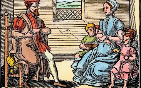 Rodzina w strojach z epoki, przykład życia zgodnego z zasadami purytanizmu. Ojciec siedzi, matka z dziećmi czyta.