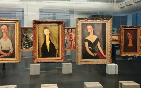 Wystawa prezentuje charakterystyczne modigliani obrazy: portrety kobiet o wydłużonych szyjach i twarzach, w tym słynne dzieła z muzeum.