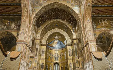 Złote mozaiki w katedrze w Monreale: Chrystus Pantokrator, Matka Boska z Dzieciątkiem i święci. Wspaniałe dzieło sztuki bizantyjskiej.