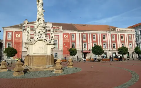 Kolumna Trójcy Świętej i zabytkowe budynki w Timișoara, tworzące urokliwe **Timișoara atrakcje**.