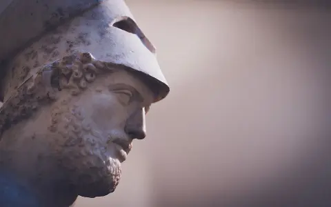 Kamienna rzeźba mężczyzny w hełmie, przypominająca Peryklesa, jednego z przywódców polis.