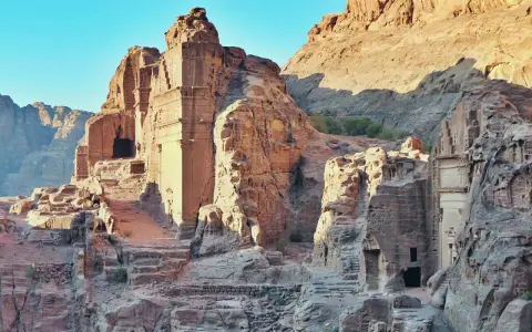 Skaliste grobowce w Petrze, Jordania, oświetlone słońcem. Niesamowite ruiny starożytnego miasta Petra, Jordania.