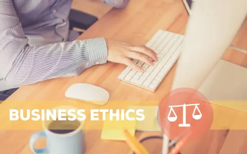 Osoba pracuje przy biurku, klawiatura i myszka. Napis "BUSINESS ETHICS" i symbol wagi. To jest etyka co to.