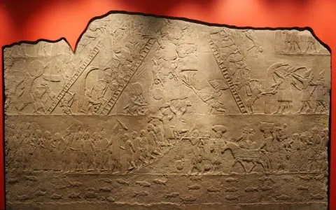 Relief przedstawiający oblężenie miasta, ukazujący wojsko wspinające się po drabinach i przeprawiające przez wodę. To jedno z osiągnięć starożytnej Mezopotamii.