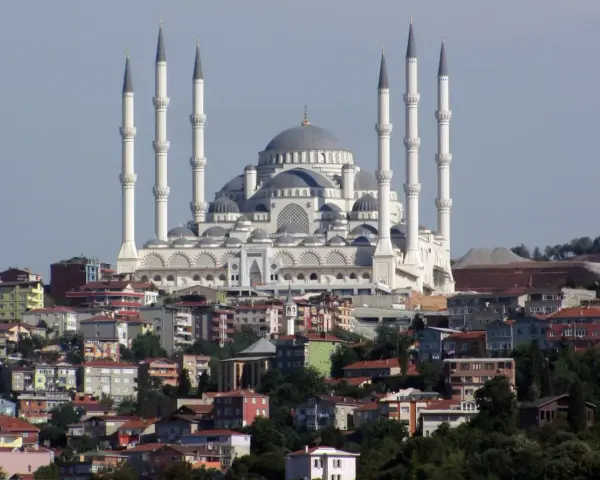 Największy meczet w Stambule, majestatyczna budowla z sześcioma minaretami, góruje nad miastem.