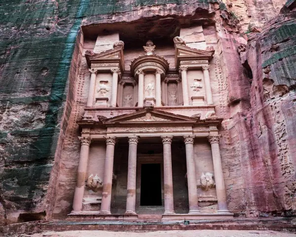 Skalna fasada Al-Chaziny w Petrze w Jordanii, wykuta w różowym piaskowcu. Monumentalna budowla z kolumnami i rzeźbami.