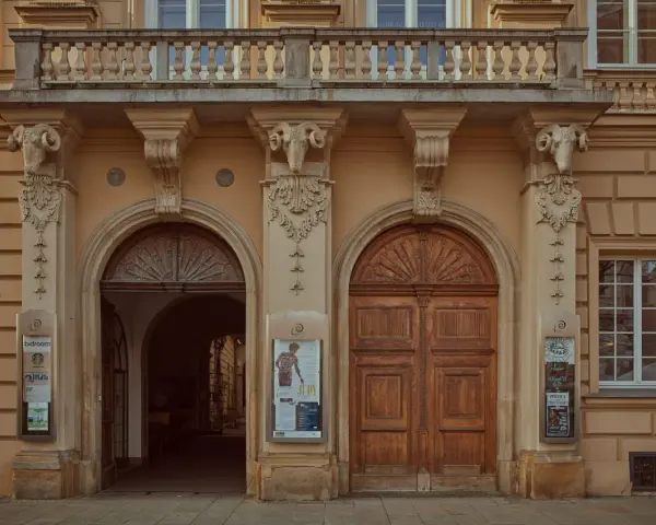 Kamienne głowy baranów zdobią fasadę, nad wejściem do piwnicy pod baranami historia czeka na odkrycie.