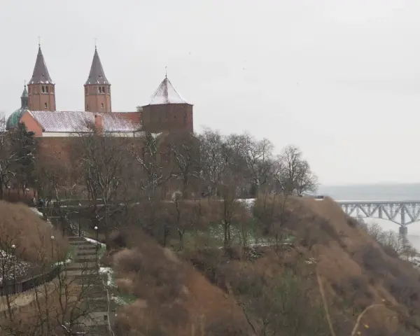 Zamek w Płocku, niegdyś stolicy Polski, góruje nad Wisłą. Zima otuliła go śniegiem.