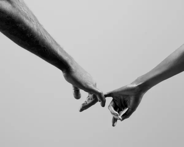 Dwie dłonie splatające palce, symbolizujące monogamię. Co to jest? To więź, zaufanie i wspólna droga.