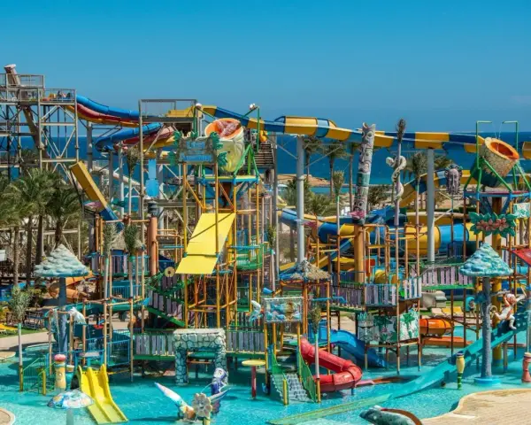 Kolorowy aquapark z mnóstwem zjeżdżalni i wodnych atrakcji dla dzieci. Idealne miejsce na letnie szaleństwo!