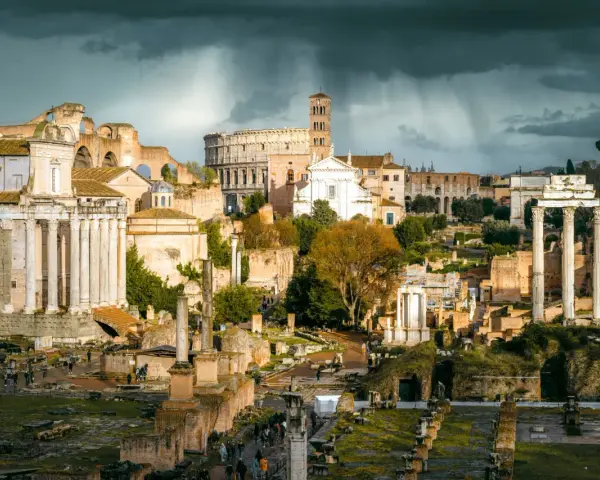 Ruiny Forum Romanum, świadkowie bogatej historii Rzymu, pod burzowym niebem.