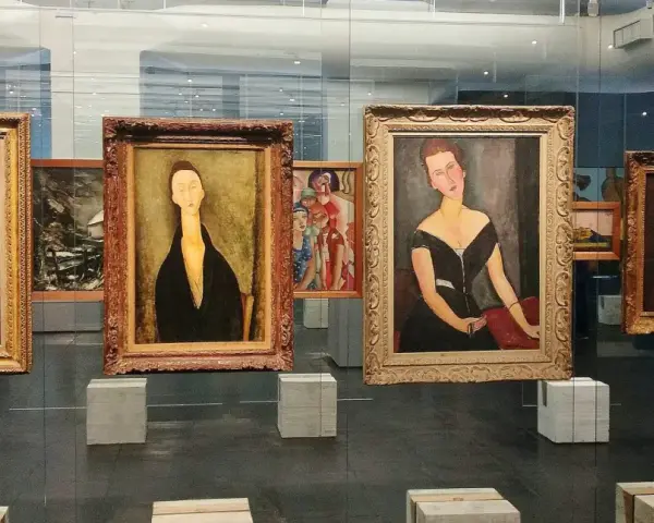 Wystawa prezentuje charakterystyczne modigliani obrazy: portrety kobiet o wydłużonych szyjach i twarzach, w tym słynne dzieła z muzeum.