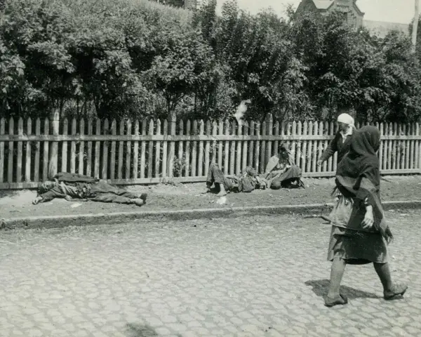 Hołodomor: zmarli na ulicy, głód i rozpacz. Ludzie umierają z głodu, a niektórzy dopuszczają się kanibalizmu, by przeżyć.