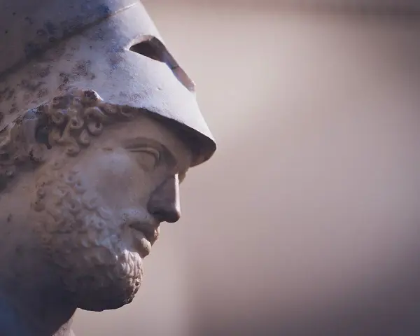 Kamienna rzeźba mężczyzny w hełmie, przypominająca Peryklesa, jednego z przywódców polis.