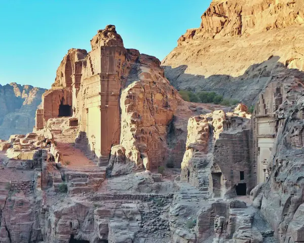 Skaliste grobowce w Petrze, Jordania, oświetlone słońcem. Niesamowite ruiny starożytnego miasta Petra, Jordania.