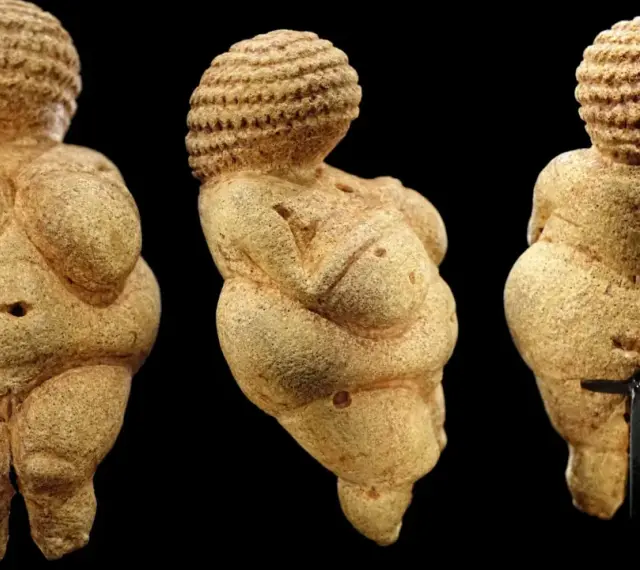 Wenus z Willendorfu, prehistoryczna figurka symbolizująca płodność, ukazana z różnych stron.