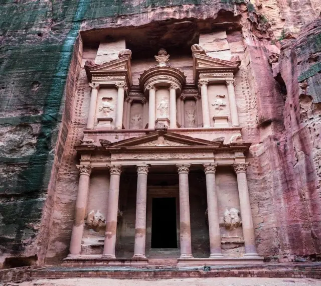Skalna fasada Al-Chaziny w Petrze w Jordanii, wykuta w różowym piaskowcu. Monumentalna budowla z kolumnami i rzeźbami.