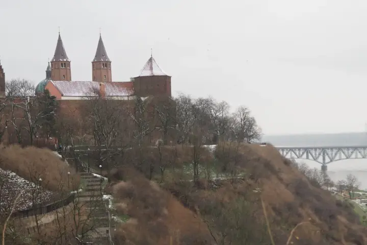 Zamek w Płocku, niegdyś stolicy Polski, góruje nad Wisłą. Zima otuliła go śniegiem.