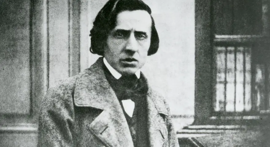 Chopin zdjecie. Fryderyk Chopin, polski kompozytor, w eleganckim płaszczu i z charakterystyczną fryzurą.