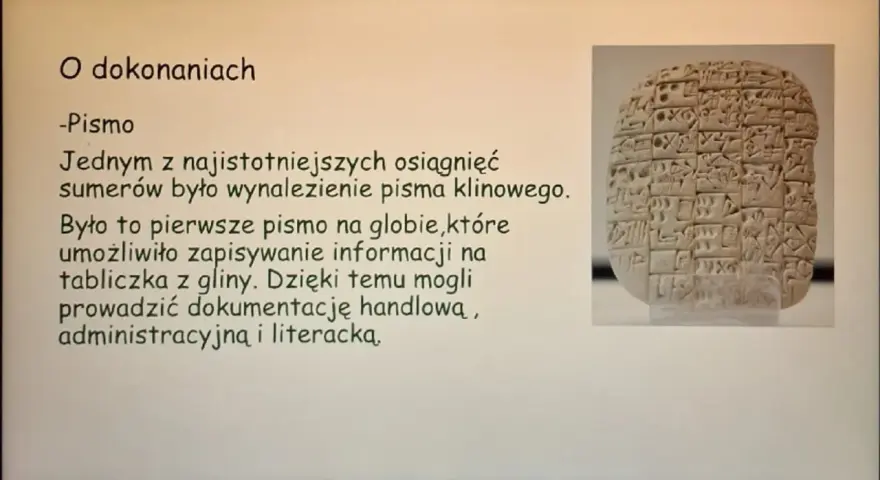 Glina z pismem klinowym, kluczowym osiągnięciem cywilizacji sumerów, umożliwiającym zapis informacji.