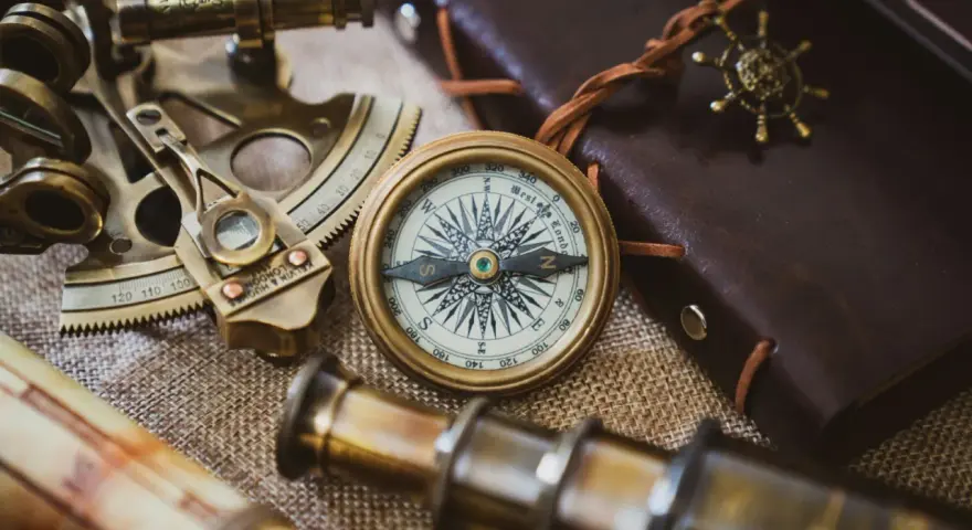 Stare przyrządy nawigacyjne, w tym kompas, sextant i luneta, budzą pytania: kto wynalazł kompas?