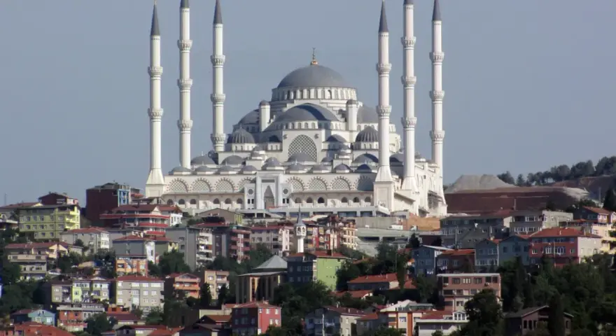 Największy meczet w Stambule, majestatyczna budowla z sześcioma minaretami, góruje nad miastem.