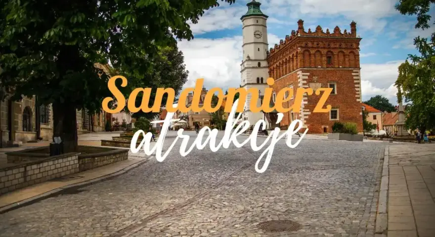 Sandomierz w jeden dzień: Rynek z Ratuszem i Bramą Opatowską. Urokliwe uliczki zapraszają do odkrywania atrakcji.