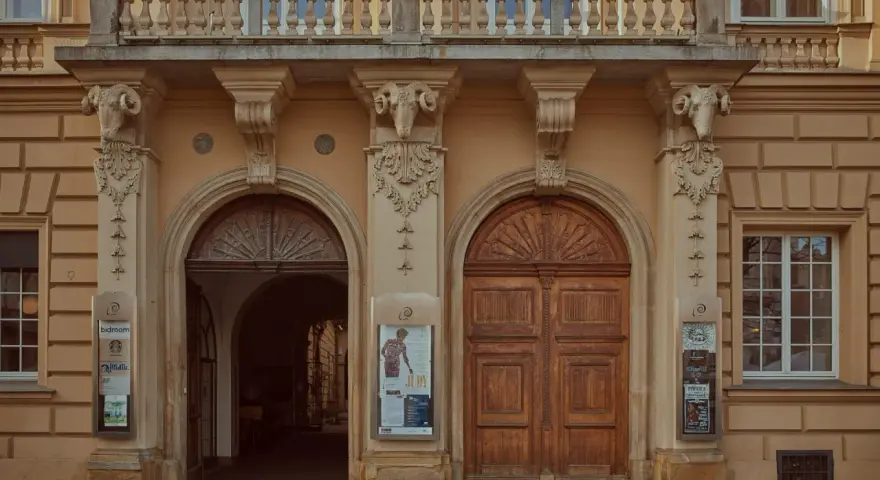 Kamienne głowy baranów zdobią fasadę, nad wejściem do piwnicy pod baranami historia czeka na odkrycie.
