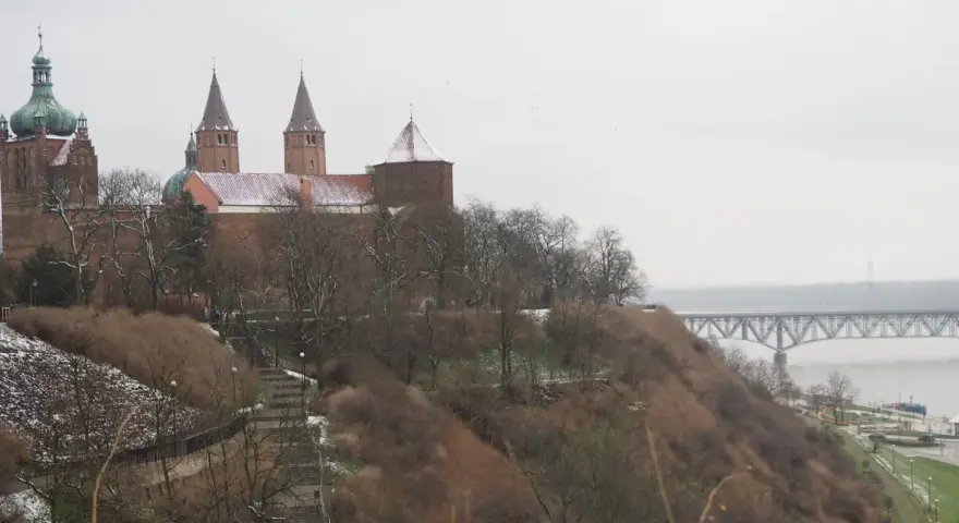 Zamek w Płocku, niegdyś stolicy Polski, góruje nad Wisłą. Zima otuliła go śniegiem.
