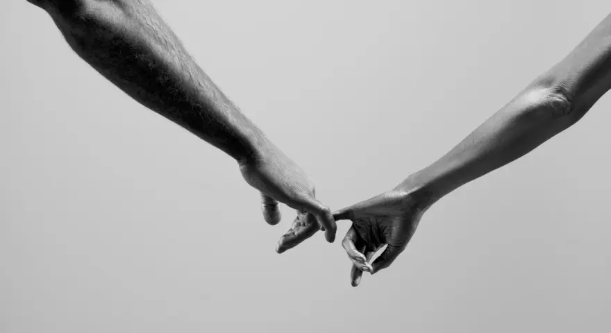 Dwie dłonie splatające palce, symbolizujące monogamię. Co to jest? To więź, zaufanie i wspólna droga.