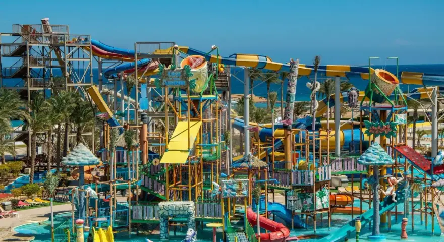 Kolorowy aquapark z mnóstwem zjeżdżalni i wodnych atrakcji dla dzieci. Idealne miejsce na letnie szaleństwo!