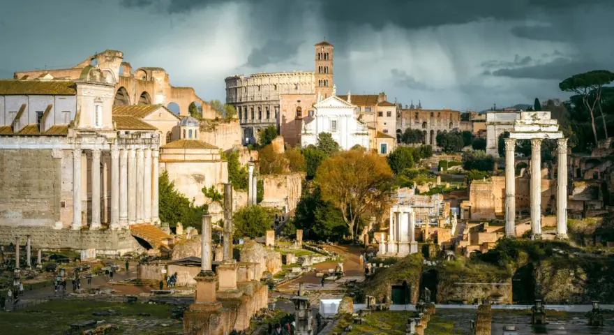 Ruiny Forum Romanum, świadkowie bogatej historii Rzymu, pod burzowym niebem.