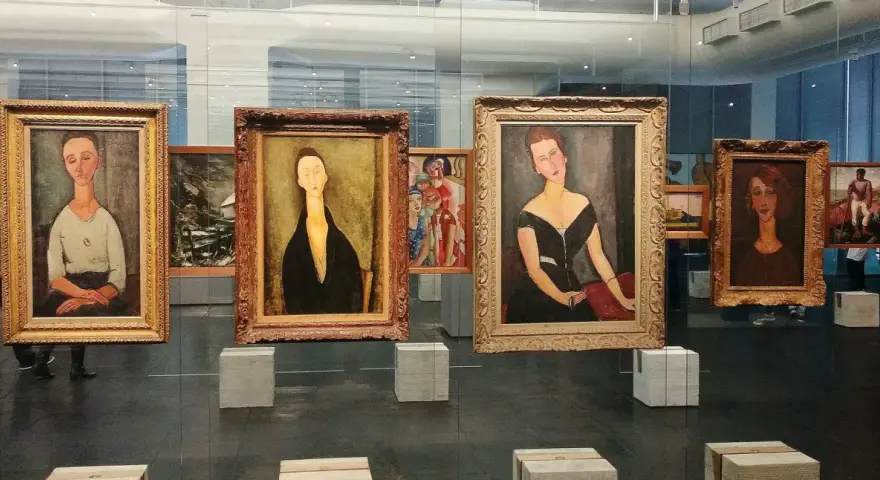 Wystawa prezentuje charakterystyczne modigliani obrazy: portrety kobiet o wydłużonych szyjach i twarzach, w tym słynne dzieła z muzeum.