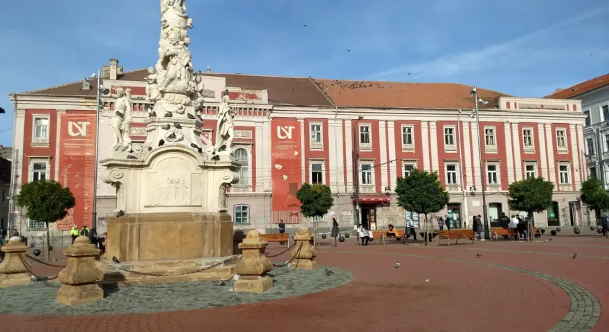 Kolumna Trójcy Świętej i zabytkowe budynki w Timișoara, tworzące urokliwe **Timișoara atrakcje**.