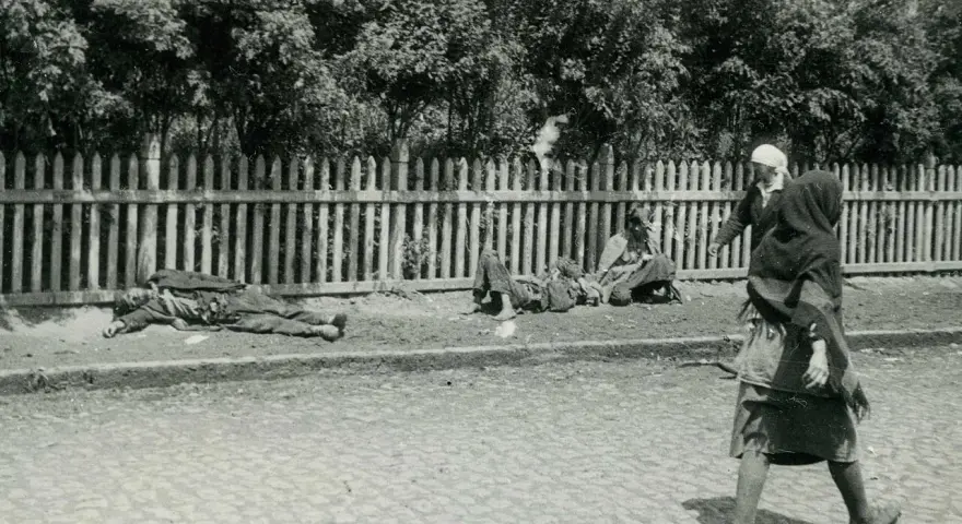 Hołodomor: zmarli na ulicy, głód i rozpacz. Ludzie umierają z głodu, a niektórzy dopuszczają się kanibalizmu, by przeżyć.