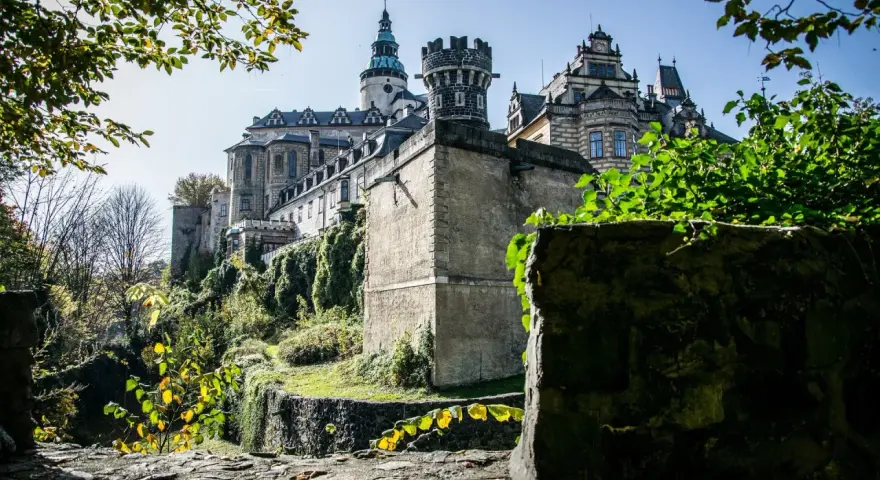 Majestatyczne zamki Czech na wzgórzu, otoczone zielenią i kamiennymi murami, wyglądają jak z bajki.