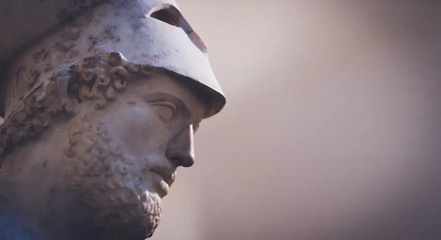 Kamienna rzeźba mężczyzny w hełmie, przypominająca Peryklesa, jednego z przywódców polis.