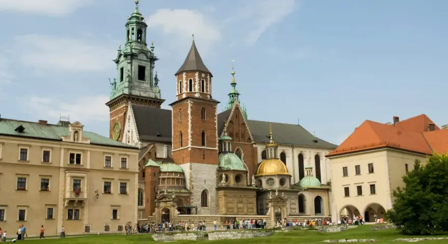 Wawel w średniowieczu – majestatyczna katedra i zamek, świadkowie historii Polski, otoczone zielonym dziedzińcem.