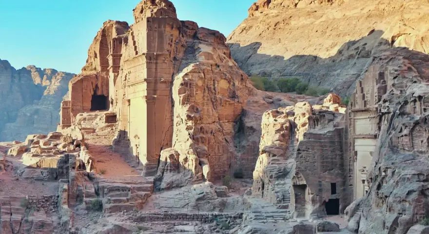 Skaliste grobowce w Petrze, Jordania, oświetlone słońcem. Niesamowite ruiny starożytnego miasta Petra, Jordania.