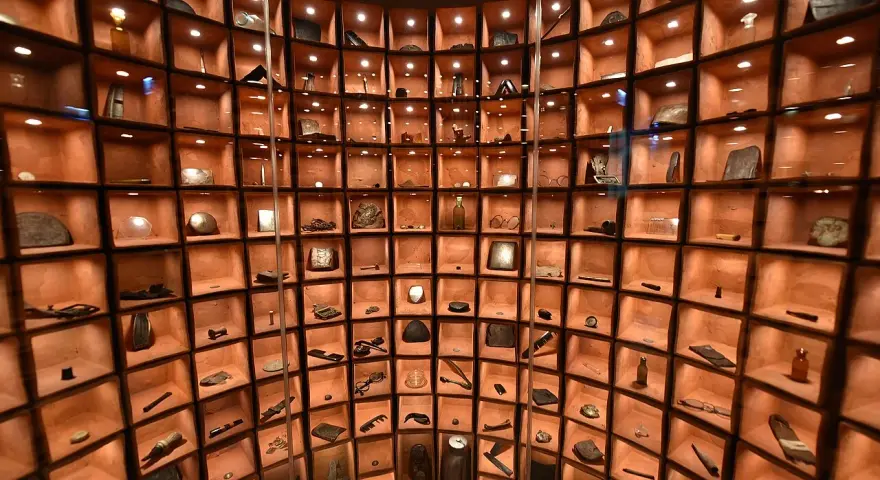 W Muzeum Katyńskim w Warszawie, w licznych niszach, spoczywają przedmioty osobiste ofiar.