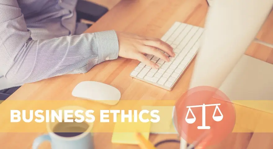 Osoba pracuje przy biurku, klawiatura i myszka. Napis "BUSINESS ETHICS" i symbol wagi. To jest etyka co to.