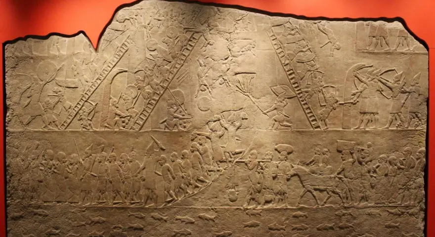 Relief przedstawiający oblężenie miasta, ukazujący wojsko wspinające się po drabinach i przeprawiające przez wodę. To jedno z osiągnięć starożytnej Mezopotamii.