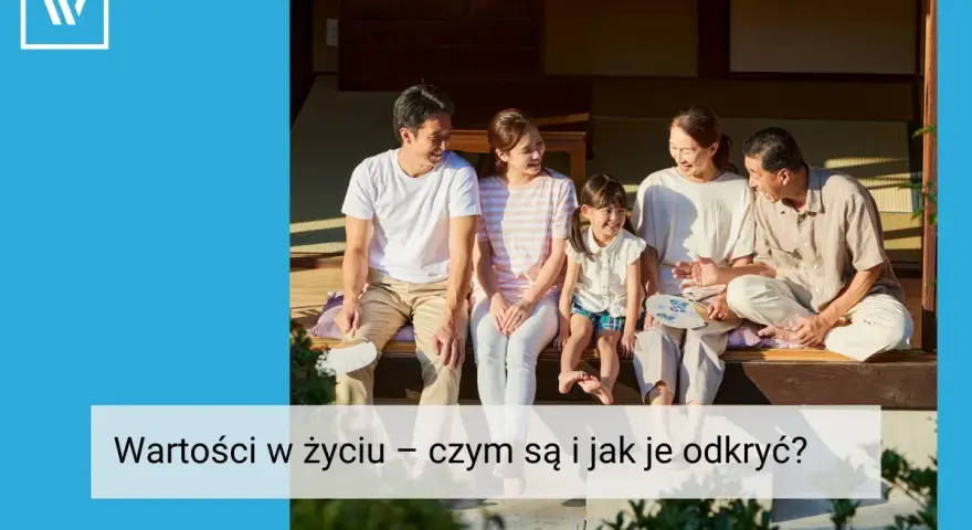 Rodzina siedzi razem, rozmawiając. To obraz tego, jak ważne są wartości w życiu i jak je odkrywać.