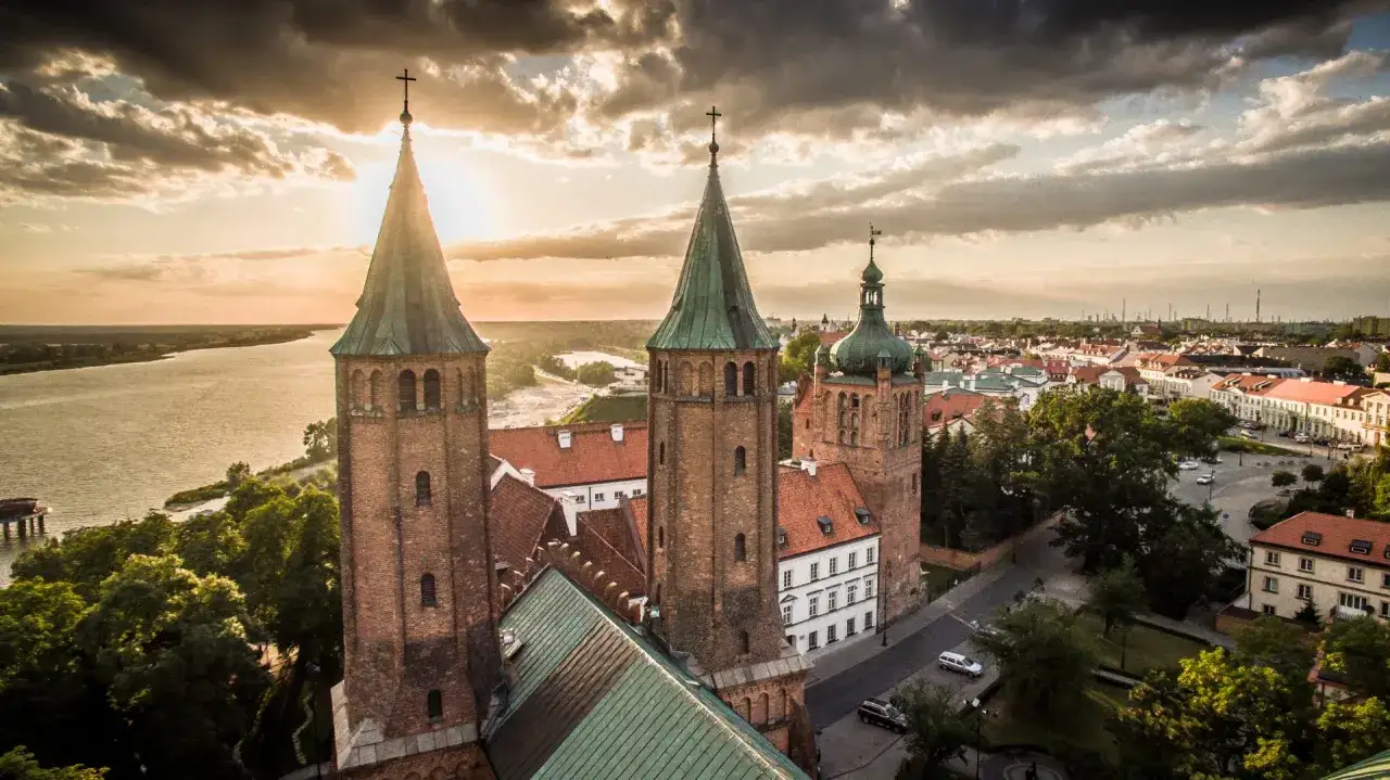 Widok na katedrę i miasto o zachodzie słońca. Czy Płock był stolicą Polski? To miasto ma bogatą historię.