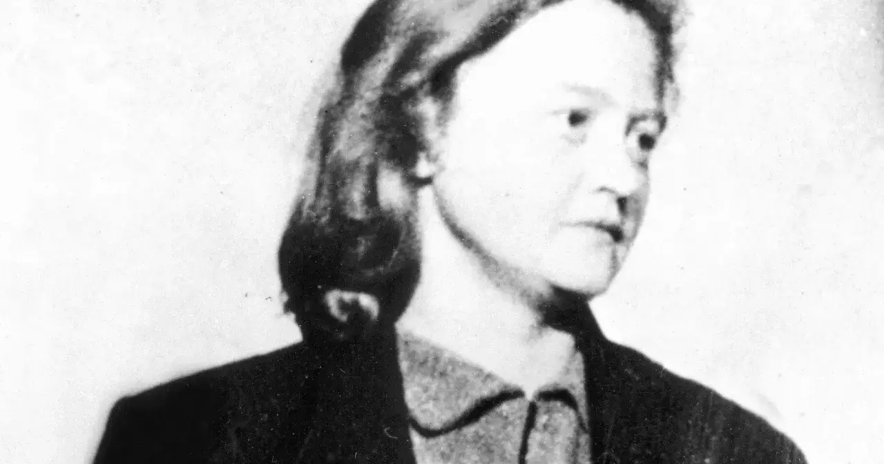 Portret Ilse Koch, kt&oacute;ra znana jest z okrucieństwa wobec więźni&oacute;w, w tym dzieci.