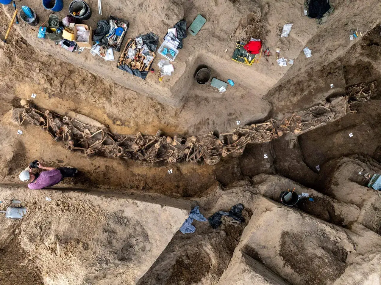 Archeolodzy odkrywają ludzkie szczątki, potencjalnie jedno z najważniejszych odkryć archeologicznych na świecie.