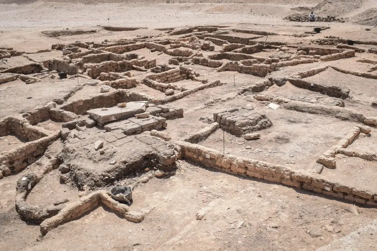 Ruiny dawno zapomnianych zaginionych miast wyłaniają się z piasku. Archeolodzy odkrywają fundamenty i mury, odsłaniając sekrety przeszłości.