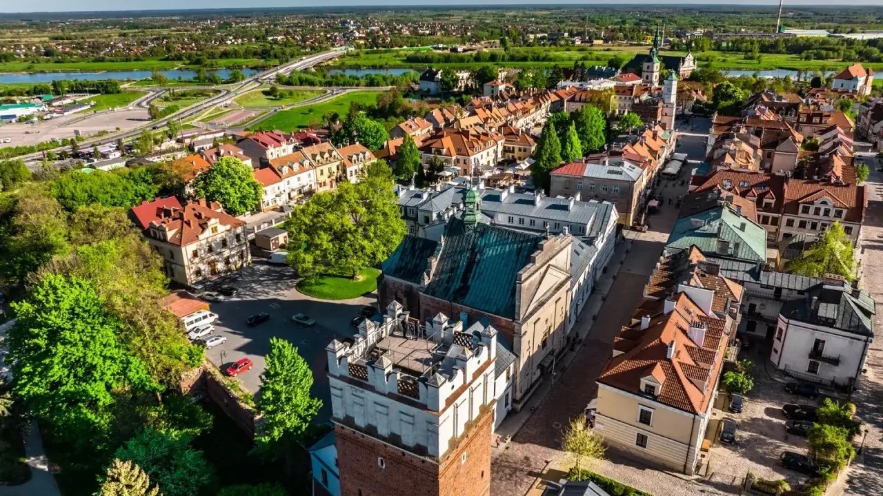 Sandomierz w jeden dzień: widok z lotu ptaka na zabytkowe kamienice, wieżę i Wisłę. Idealne miejsce na jednodniową wycieczkę.